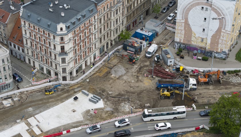 Powiększ obraz: Podczas budowy węzła przesiadkowego Drobnera-Dubois powstaje widoczna na zdjęciu podbudowa pod torowisko (jasna betonowa powierzchnia). W tym miejscu tory biegnące ulicą Drobnera będą się rozgałęziać w kierunku ulicy Łokietka