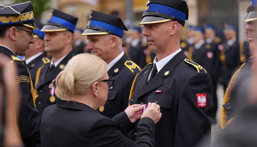 Uroczyste obchody Dnia Strażaka w Rynku i nadanie sztandaru Komendzie Miejskiej PSP we Wrocławiu