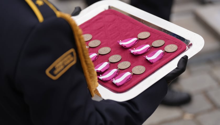 Uroczyste obchody Dnia Strażaka w Rynku i nadanie sztandaru Komendzie Miejskiej PSP we Wrocławiu