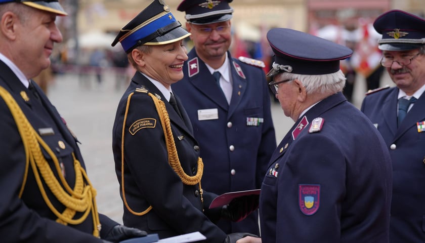 Uroczyste obchody Dnia Strażaka w Rynku i nadanie sztandaru Komendzie Miejskiej PSP we Wrocławiu