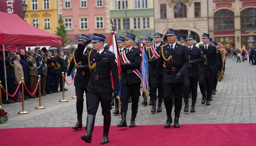 Uroczyste obchody Dnia Strażaka w Rynku i nadanie sztandaru Komendzie Miejskiej PSP we Wrocławiu