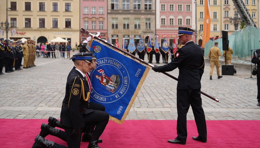 Uroczyste obchody Dnia Strażaka w Rynku i nadanie sztandaru Komendzie Miejskiej PSP we Wrocławiu
