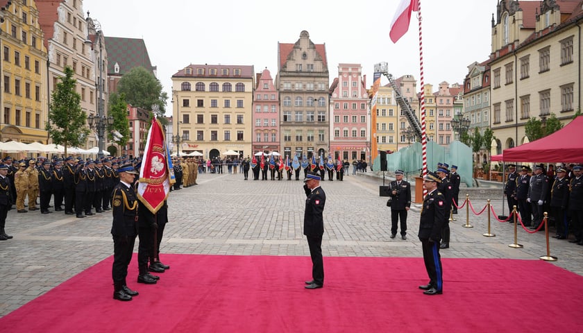 Uroczyste obchody Dnia Strażaka w Rynku i nadanie sztandaru Komendzie Miejskiej PSP we Wrocławiu