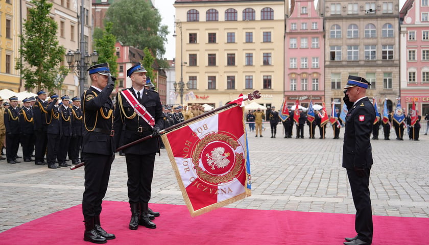 Uroczyste obchody Dnia Strażaka w Rynku i nadanie sztandaru Komendzie Miejskiej PSP we Wrocławiu