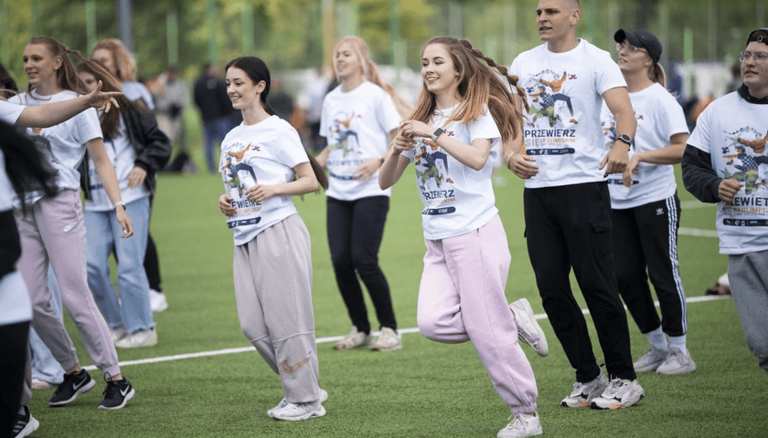 Powiększ obraz: Festyn sportowo-rekreacyjny "Przewietrz się na Olimpijskim z AWF Wrocław". Zdjęcie archiwalne