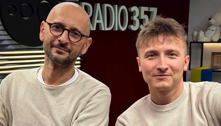 Powiększ obraz: Od lewej strony stoją: Marcin Łukawski i Mateusz Fusiarz, dziennikarze Radia 357, w piątek 22 maja poprowadzą Listę Piosenek 357 z Wrocławia