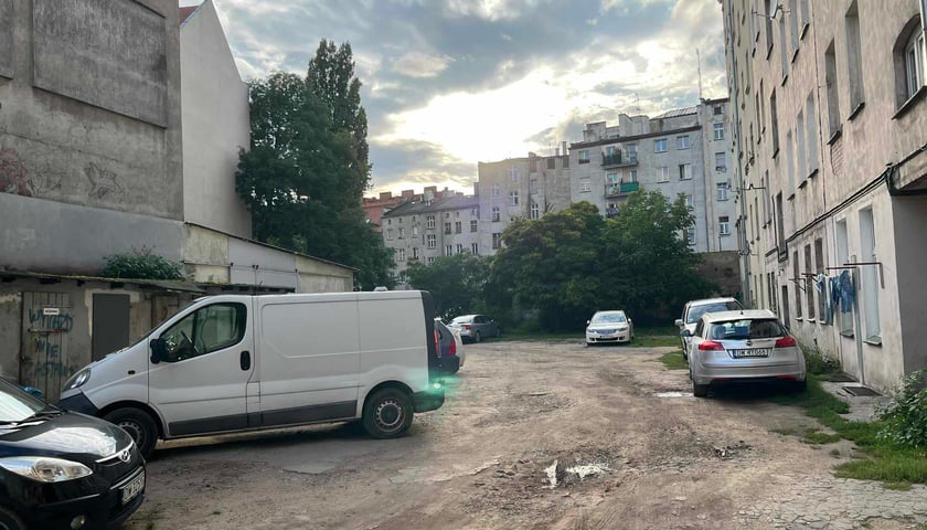 Powiększ obraz: Przed rozpoczęciem prac - podwórko  Prusa, Poniatowskiego, Oleśnicka i Żeromskiego