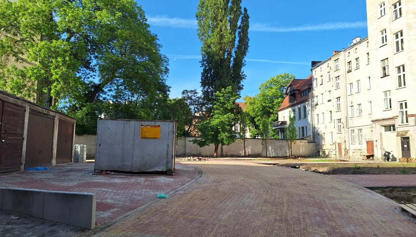 Powiększ obraz: Podwórko Prusa-Poniatowskiego-Oleśnicka-Żeromskiego w trakcie prac