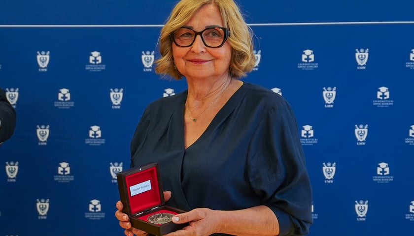 Powiększ obraz: <p>Uroczystość wręczenia medalu Merito di Wratislavia - Zasłużony dla Wrocławia, for. Bernardzie Kazanowskiej. Przylądek Nadziei, 10.06.2026.</p>
<p>Na zdjęciu prof. Bernarda Kazanowska</p>