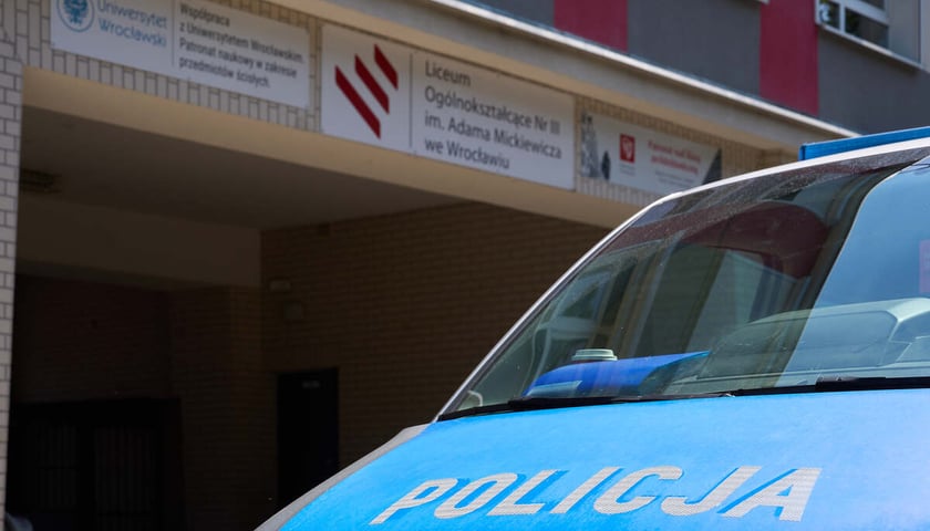 Policyjny radiow&oacute;z przed budynkiem III LO.