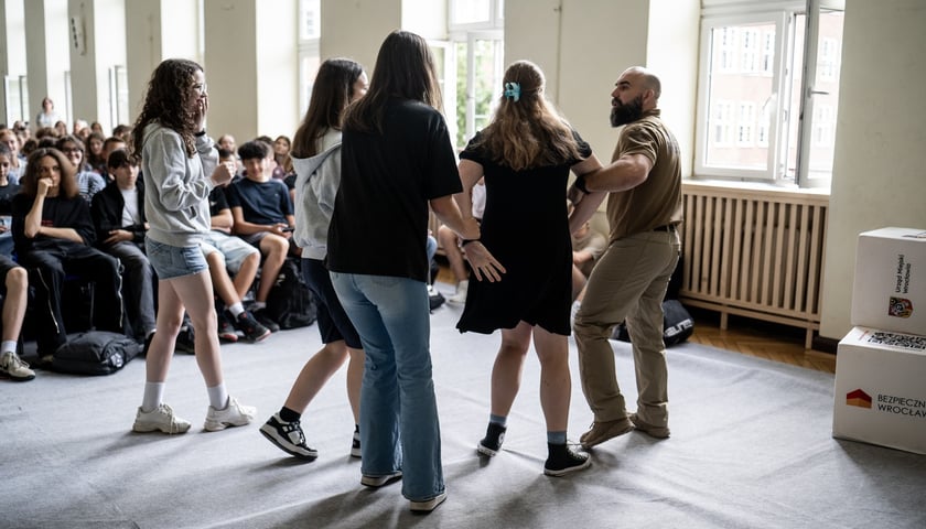 Powiększ obraz: Szkolenie w ramach programu Bezpieczny Wrocław w II LO przy ul. Parkowej we Wrocławiu