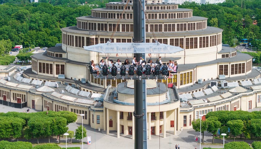 Powiększ obraz: St&oacute;ł zawieszony na dźwigu w sąsiedztwie Hali Stulecia. Widok z drona. Wrocław, 04.06.2026