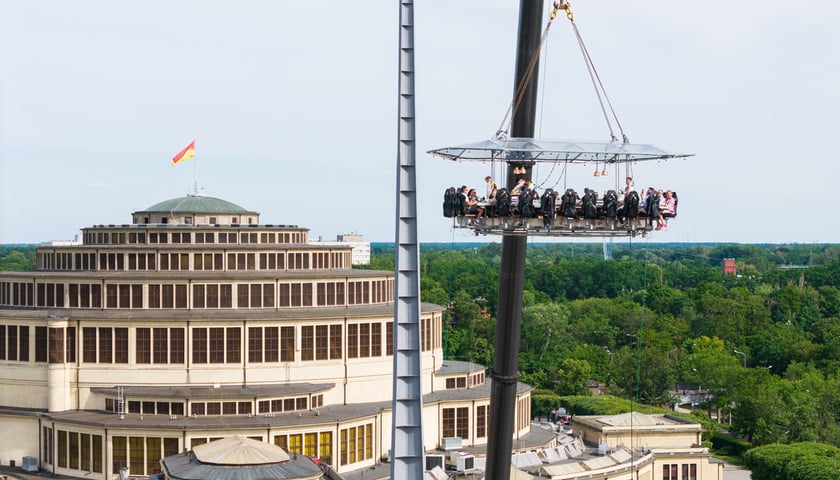 Powiększ obraz: St&oacute;ł zawieszony na dźwigu w sąsiedztwie Hali Stulecia. Widok z drona. Wrocław, 04.06.2026