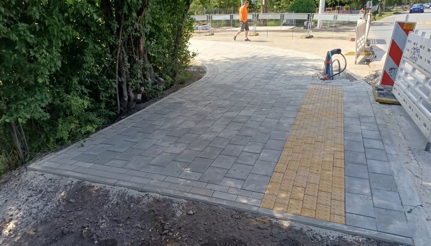 Powiększ obraz: Budowa chodnika na ulicy Kurpiów