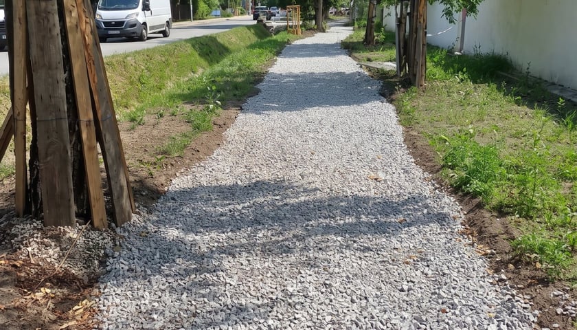 Powiększ obraz: Budowa chodnika na ulicy Kurpiów