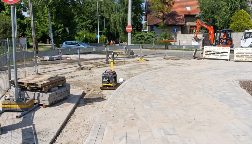 Powiększ obraz: Budowa chodnika na ulicy Kurpiów