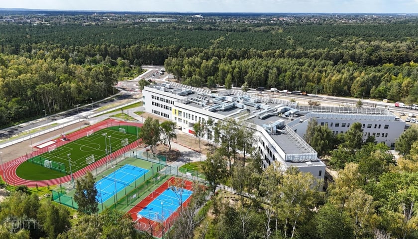 Powiększ obraz: Nowa szkoła przy ul. Rostworowskiego w Poznaniu
