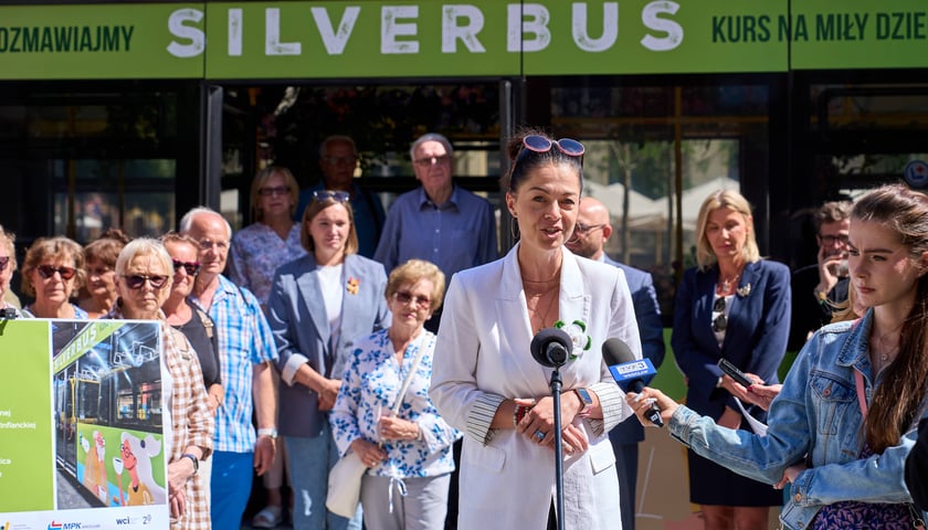 Powiększ obraz: Magdalena Wdowiak-Urbańczyk, dyrektor Departamentu Spraw Społecznych. Konferencja prasowa dotycząca Silverbusa, Wrocław, 8 czerwca 2026