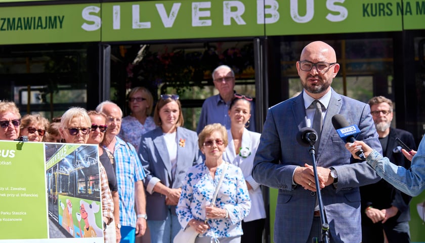 Powiększ obraz: Witold Woźny, prezes MPK Wrocław. Konferencja prasowa dotycząca Silverbusa, Wrocław, 8 czerwca 2026