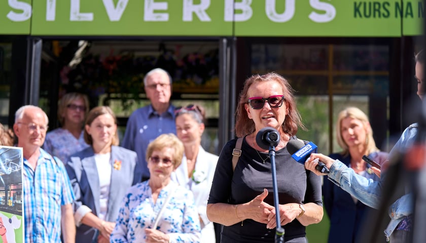 Powiększ obraz: Dorota Feliks, dyrektorka Wrocławskiego Centrum Rozwoju Społecznego. Konferencja prasowa dotycząca Silverbusa, Wrocław, 8 czerwca 2026
