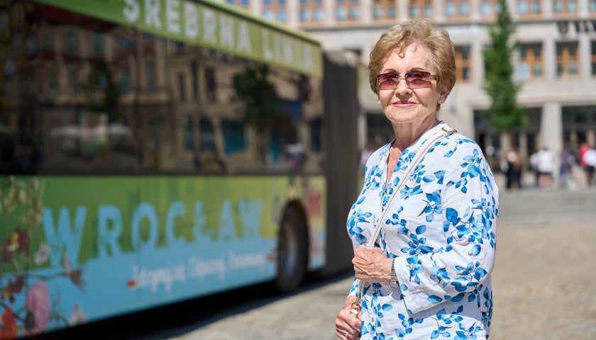 Powiększ obraz: Halina Nogaj, seniorka. Konferencja prasowa dotycząca Silverbusa, Wrocław, 8 czerwca 2026