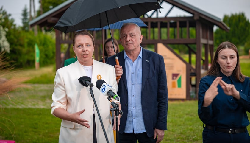 Powiększ obraz: Farma Miejska Wrocław. Otwarcie strefy edukacyjnej na Farmie Miejskiej Wrocław. Marta Zalewska, dyrektorka Działu Lokalnych Spraw Publicznych i Społeczności INPOST