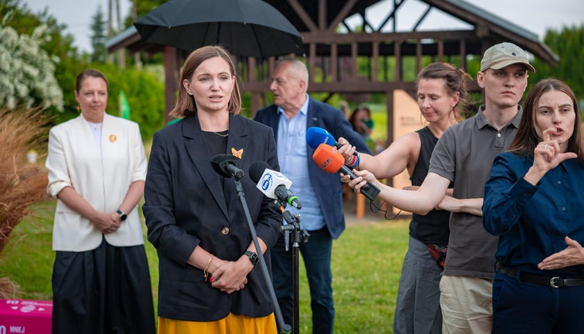 Powiększ obraz: Farma Miejska Wrocław. Otwarcie strefy edukacyjnej na Farmie Miejskiej Wrocław. Ewa Zmuda, zastępca dyrektora WCI