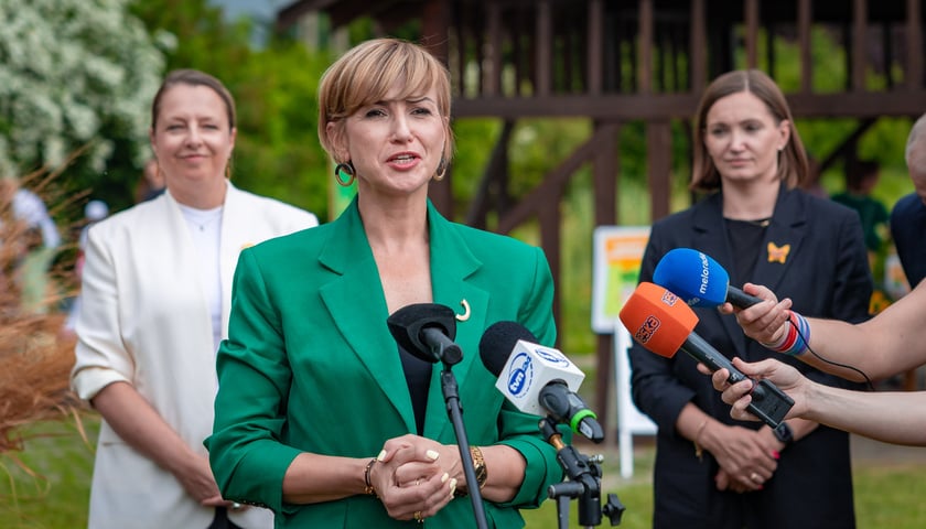 Powiększ obraz: Farma Miejska Wrocław. Otwarcie strefy edukacyjnej na Farmie Miejskiej Wrocław. Katarzyna Szymczak- Pomianowska, dyrektor Departamentu Strategii i Zrównoważonego Rozwoju Urzędu Miejskiego Wrocławia