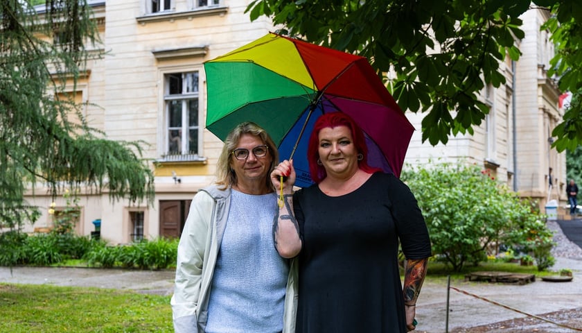 Powiększ obraz: Joanna Kot, zastępca dyrektora Miejskiego Ośrodka Pomocy Społecznej oraz Joanna Czerkasow dyrektorka Biura Wrocław Bez Barier