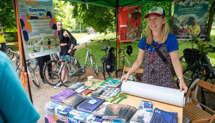 Powiększ obraz: <p>Stoisko organizator&oacute;w akcji Rowerowy Maj. Rowerowy piknik w Parku Tołpy. Zdjęcie archiwalne, wykonane 10 czerwca 2024.</p>