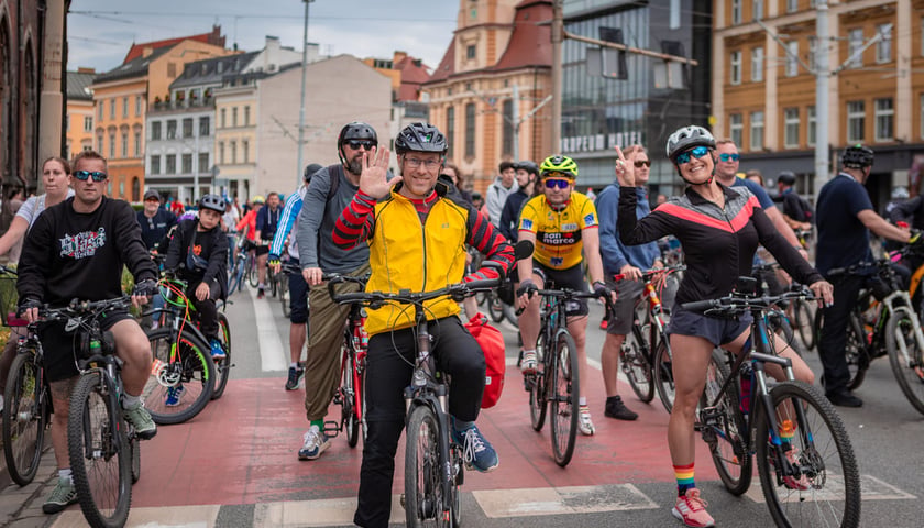 Powiększ obraz: <p>Rowerzyści jadący w peletonie przez Wrocław. Wrocławskie Święto Rowerzysty. Zdjęcie archiwalne z 8 czerwca 2025.</p>