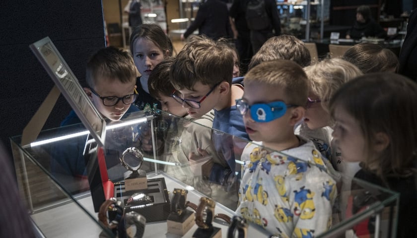 Powiększ obraz: Oglądanie jednej z wystaw przez dzieci podczas poprzedniej edycji Passion for Watches