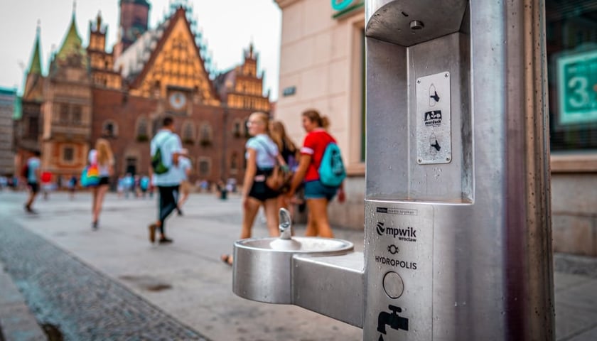 Powiększ obraz: Poidełko na wrocławskim Rynku