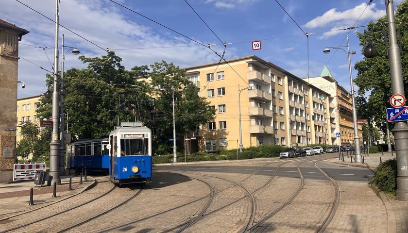 Powiększ obraz: Krakowski skład tramwajów typu N na wrocławskich torach