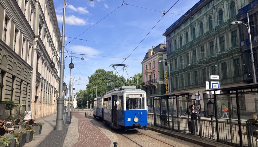 Powiększ obraz: Krakowski skład tramwajów typu N na wrocławskich torach