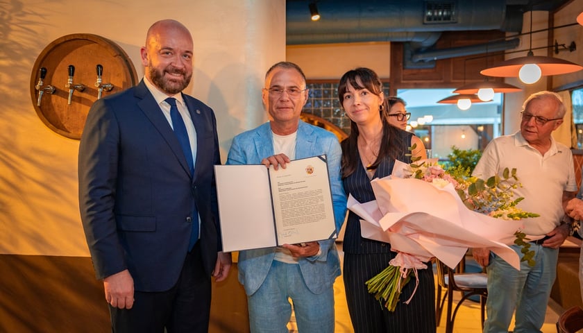 Powiększ obraz: Prezydent Jacek Sutryk oraz właściciele Da Michele we Wrocławiu - Agnieszka Dudkowska i Francesco Cannavacciuolo