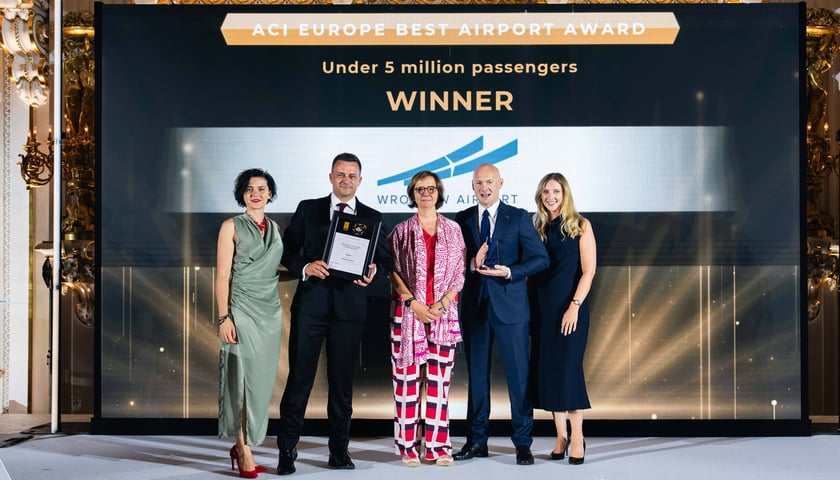 Powiększ obraz: Przedstawiciele zarządu lotniska odbierają nagrodę ACI EUROPE Best Airport Award 2026