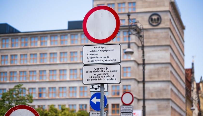 Powiększ obraz: Plac Solny we Wrocławiu.  Znaki zakazu dotyczące ograniczeń w ruchu samochodów i motocykli na placu Solnym