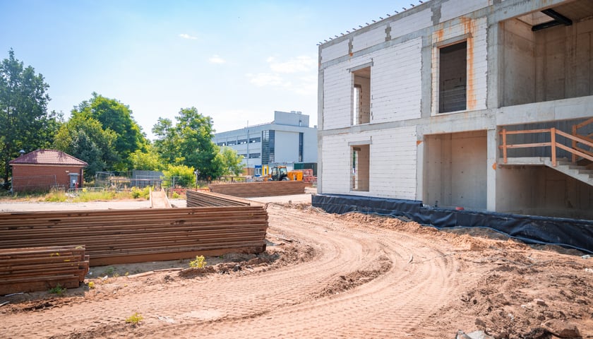 Powiększ obraz: Budowa nowego Centrum Zdrowia Psychicznego dla Dzieci i Młodzieży przy ul. Koszarowej we Wrocławiu, 29 czerwca 2026 r.