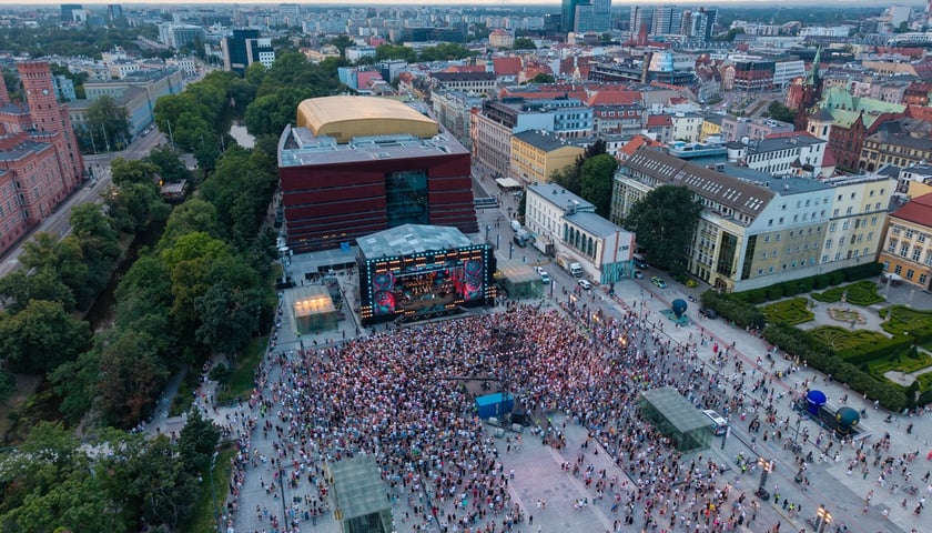 Powiększ obraz: Koncert „Wrocław Przyszłości” na Placu Wolności, widok z drona - 30.06.2026 r.