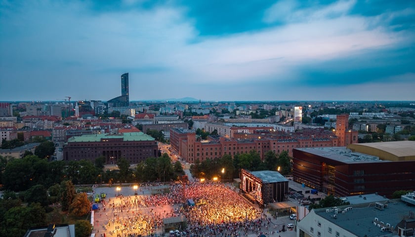 Powiększ obraz: Koncert „Wrocław Przyszłości” na Placu Wolności, widok z drona - 30.06.2026 r.