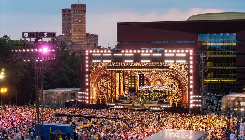 Powiększ obraz: Koncert „Wrocław Przyszłości” na Placu Wolności, widok z drona - 30.06.2026 r.