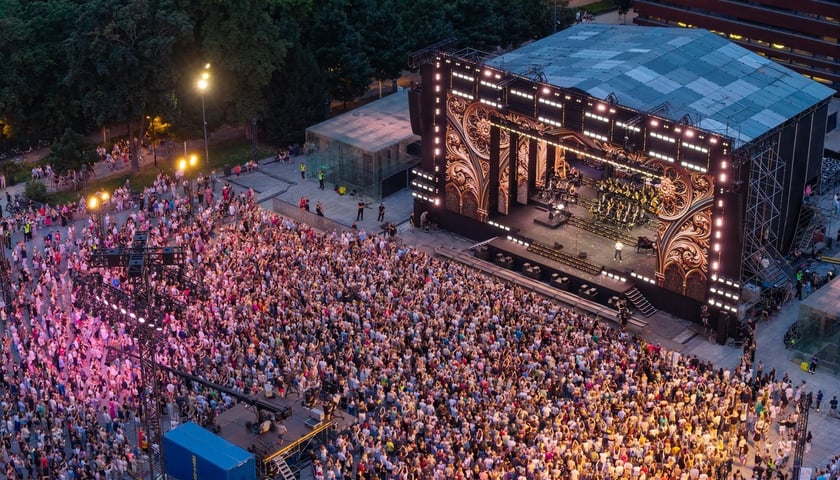 Powiększ obraz: Koncert „Wrocław Przyszłości” na Placu Wolności, widok z drona - 30.06.2026 r.