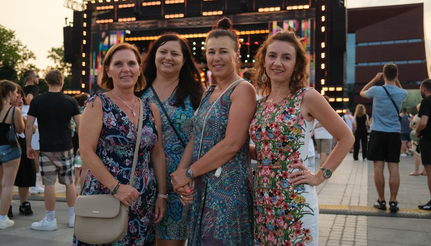 Powiększ obraz: Pani Kalina i Magdalena - z koleżankami