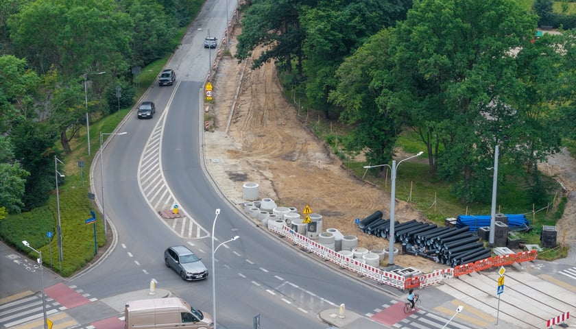 Powiększ obraz: Budowa tramwaju na Swojczyce. Obecnie najwięcej dzieje się pomiędzy pętlą „Sępolno” a Mostami Chrobrego