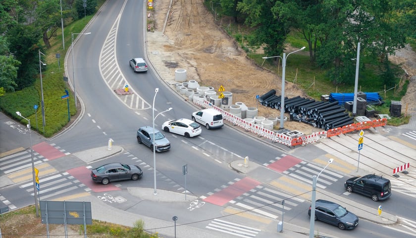 Powiększ obraz: Budowa tramwaju na Swojczyce. Obecnie najwięcej dzieje się pomiędzy pętlą „Sępolno” a Mostami Chrobrego