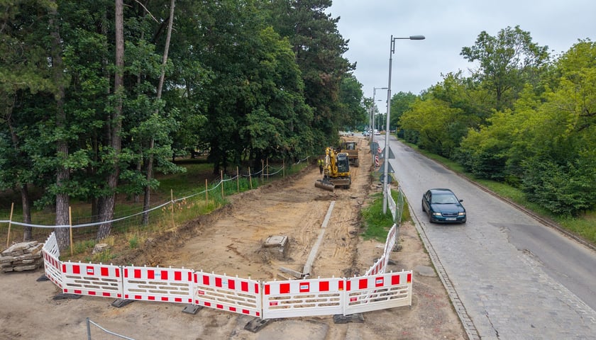 Powiększ obraz: Budowa tramwaju na Swojczyce. Obecnie najwięcej dzieje się pomiędzy pętlą „Sępolno” a Mostami Chrobrego