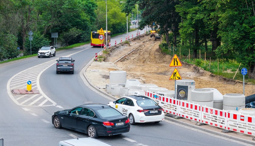 Powiększ obraz: Budowa tramwaju na Swojczyce. Obecnie najwięcej dzieje się pomiędzy pętlą „Sępolno” a Mostami Chrobrego