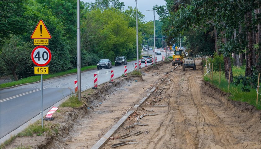 Powiększ obraz: Budowa tramwaju na Swojczyce. Obecnie najwięcej dzieje się pomiędzy pętlą „Sępolno” a Mostami Chrobrego