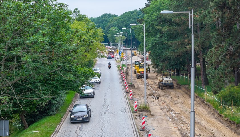 Powiększ obraz: Budowa tramwaju na Swojczyce. Obecnie najwięcej dzieje się pomiędzy pętlą „Sępolno” a Mostami Chrobrego
